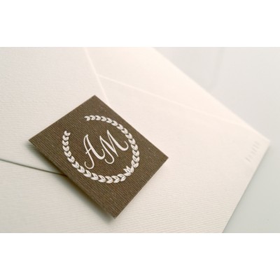 Φάκελος τετράγωνος γραμμωτός υπόλευκος και Κάρτα γραμμωτή υπόλευκη με λεπτομέρεια στεφανάκι