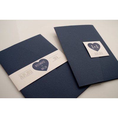 Τρίπτυχο τύπου pocket folder γραμμωτό ναυτικό μπλε και Κάρτα υπόλευκη γραμμωτό με θέμα καρδιά
