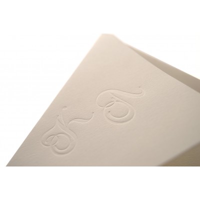 Φάκελος ορθογώνιος ιβουάρ γραμμωτός με μονογράμματα εκτύπωση βαθυτυπία (letterpress) και Κάρτα ιβουάρ γραμμωτή με γκοφρέ