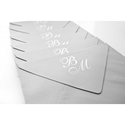 Φάκελος μεταλλιζέ ορθογώνιος ασημί με ασημοτυπία μονογράμματα και Κάρτα λευκή μεταλλιζέ με θέμα στεφανάκι